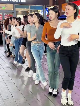 #夜色DJ #泸州天远时代天街广场舞 #羽毛这么白 #飘落羽毛