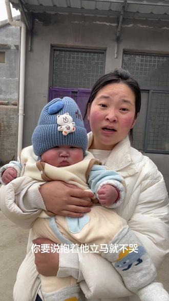 沾床就哭,抱起来立马不哭,姐妹们小月龄宝宝不哭的就不要抱他,要不然就会像我们这样,需要抱着睡!#宝妈分享 #落地闹 #带娃的日子 #小月龄宝宝 #三月龄宝宝