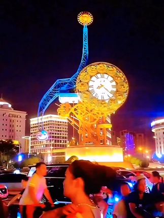 夜色如诗,灯光如织,漫步海河畔感受古今交汇的韵味。#海河灯光秀
