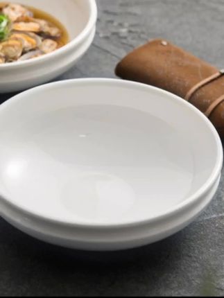 高温白玉瓷深盘,束口小蛮腰,装沙拉盛汤品,精致创意,为家宴添质感,让每一餐都成视觉与味蕾的双重盛宴#白玉陶瓷深盘#纯白陶瓷餐盘