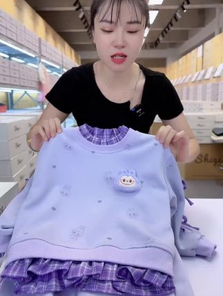 时尚可爱!新款儿童卡通卫衣两件套,适合秋季穿着,颜色柔和,设计独特,让宝贝们看起来更加帅气、靓丽!快来为您的孩子选购吧!