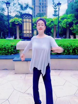 爱在秋天,秋意浓,人在秋天,心安然,得失之间,收获满满,九儿本是一首非常好听的歌曲,让我自己不知不觉的编成了一个优美的舞蹈。