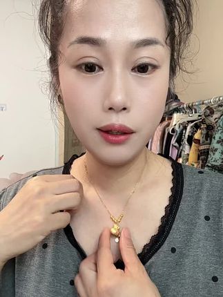 这条福袋项链一定要安排上!它寓意着新的一年里能纳四方之福,好运连连。无论是自己戴还是送长辈、送朋友都很合适,赶紧点击下方链接入手吧!