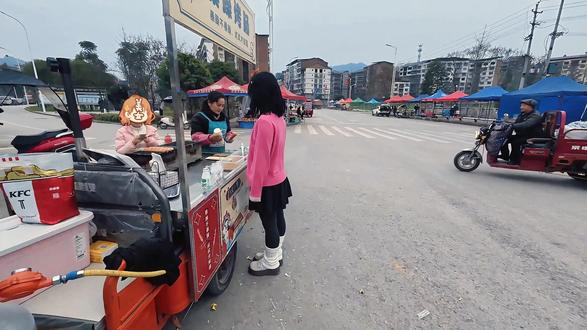 “拍的好就请你吃烤肠!”烤肠真好吃 @甜橙子🍊 #烤肠的诱惑 #给陌生人拍照 #记录生活 #每一帧都是热爱 #街拍