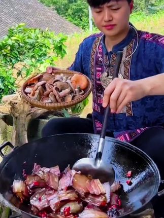 乌枞菌菌种~ 🍄乌枞菌菌种 | 在家实现“采蘑菇自由” 爱吃乌枞菌的宝子看过来!人工培育的野生菌种来啦✨ 超容易种,每天浇浇水就搞定,不久就能收获自己种的新鲜蘑菇~ 口感鲜美、营养丰富,妥妥的餐桌美味🍽️ 想体验“采蘑菇”的快乐,赶紧安排,乡村生活感拉满🌿 #乌枞菌 #人工种植 #美食种植