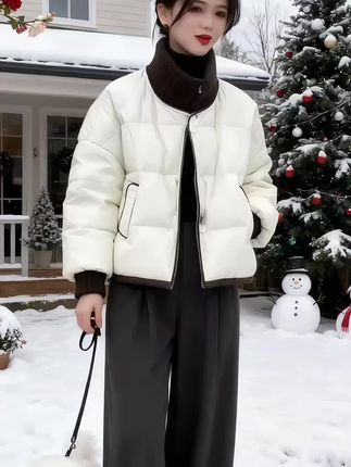 这件短款羽绒服外套太适合冬天了!保暖又时尚,轻松应对寒冷天气,搭配高领毛衣,简约又高级。#短款羽绒服外套 #冬季穿搭灵感