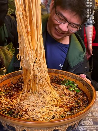 小伙子的肚子太能装了!这么大一钵他一个人吃!#重庆小面 #美食推荐