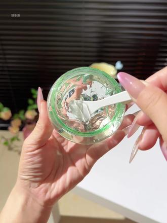 美眉们!夏天马上到了!经常外出暴晒的都来薅这个芦荟胶的大羊毛!上脸冰冰凉凉的!清爽不黏腻!#芦荟胶#护肤#护肤好物#军训必备#学生党好物推荐