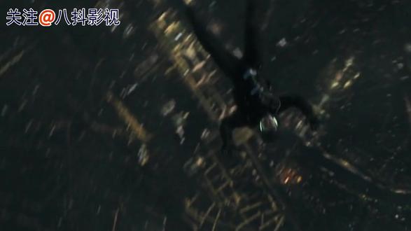 碟中谍6:全面瓦解 特工伊森・亨特接到任务,要夺取极端分子拉克从黑社会手上购买的三枚钚核,并抓捕拉克。伊森和队友班吉、卢瑟伪装成 “辛迪加” 组织成员与东欧黑社会交易,却遭人陷害,抓捕计划泄露,卢瑟被掳,核武器也被偷走。后来,伊森得知拉克会与绰号 “白寡妇” 的军火贩接头交易核武器,而 “白寡妇” 正是偷走核武器的人。中情局新任局长斯隆派手下沃克与伊森一起执行任务。伊森和沃克空降巴黎,在夜总会厕所找到拉克,关键时刻伊尔莎出现击毙拉克。之后,伊森等人与 “白寡妇” 达成协议,用 “辛迪加” 首领所罗门・莱恩交换核武器。然而,沃克其实是真正的 “拉克”,他带着莱恩逃走。伊森一行人追踪到亚洲克什米尔地区的一个医疗营地,发现这里与伊森的初恋茱莉亚有关。最终,伊森及其队友成功拆除两枚即将爆炸的核弹,完成了任务。