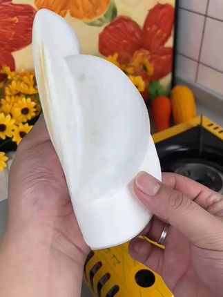 #1. 蒸包子馒头怕粘屉?铺张蒸笼纸就搞定,不粘皮、不破底,拿取超方便。 2. 用蒸笼纸蒸面食,不用刷油也不粘,省事还干净,新手也能蒸出完整好看的馒头包子。 3. 嫌蒸完包子刷蒸笼麻烦?试试蒸笼纸,铺好直接放面团,吃完扔纸就行,清洁一步到位。