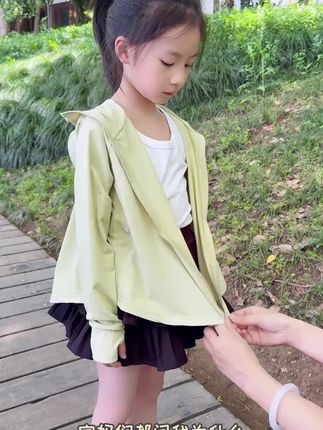 假期带女儿出去玩千万记得穿防晒衣呀,晒黑事小,晒伤长斑就不 好啦,一定要穿upf 值50以上的才能阻隔紫外线#儿童防晒衣 #夏季必备