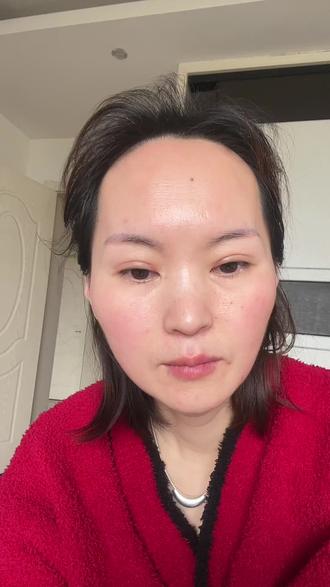 秋冬皮肤干燥缺水,容易起皮紧绷,试试这个林清轩山茶花精华油吧!它富含山茶花籽油、向日葵籽油、角鲨烷等保湿成分,能深入滋润肌肤,让肌肤喝饱水,同时还能锁住水分不流失,特别适合干皮、敏感肌。用完后肌肤水润透亮有光泽,摸起来滑滑嫩嫩的,#精油 #护肤精油 #林清轩山茶花油