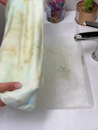 洗衣液输惨了!倒上麻辣火锅油,皂粉3分钟还原白T恤!这效果绝了!#皂粉 #去污挑战 #洗衣测评"
