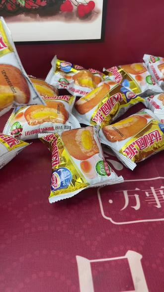 #达利园蛋黄派 一口沦陷的童年甜!松软蛋糕裹着绵密流心,咸甜蛋黄香直戳味蕾,咬下去云朵般蓬松不腻~ 早餐配牛奶、下午茶垫肚子、追剧当零嘴,全家都爱吃的国民小甜点!独立包装揣兜里,饿了随时开炫,平价又解馋,闭眼囤就对了~ #国民零食 #早餐必备 #追剧小零食 #甜而不腻