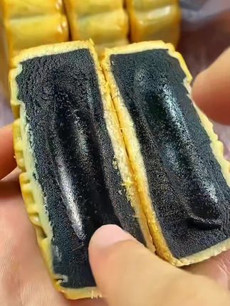 #月饼🥮 #黑豆沙月饼 #传统糕点