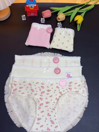 女儿长大了,不能再穿儿童内裤了,也不能跟妈妈一样穿成人内裤。这款是专为发育期女孩设计的少女内裤,母婴a类的婴儿棉面料特别的软糯,亲肤,吸汗又透气,四季都可以穿。立体版型,弹力大、空间足,也不会卡裆夹屁屁,还是抑菌双层全棉底裆,干爽舒适,很透气。图案花色都好好看,女儿穿着舒心,妈妈才更放心,快给女儿安排一组吧!#贴身衣物 #清凉一夏 #内裤 #女生内裤 #超薄透气