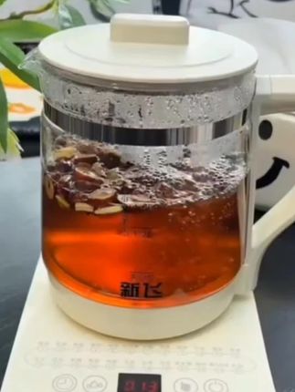 秋天了,多喝热水吧!新飞多功能养生壶,高硼硅玻璃壶身,耐冷又耐热,一键智能触控,操作简单,316发热盘,发热更快更安心。二十四小时智能预约,不用等待,还有自动提壶记忆功能,无需反复设置,随时随地都能喝上热水,真的太方便了!赶紧给家里备上一个吧!#养生壶#养生茶#喝出好气色 #煮茶器 #茶生活