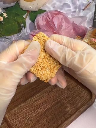 手工小米大米酥锅巴登场,香辣味原味齐聚。网红休闲食品,整箱批发享福利,零食时光更美好。#小米大米 #酥锅巴香 #原味休闲 #食品小吃#酥酥锅巴沙琪玛。