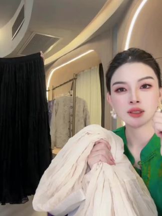 半身裙面料很垂 很有质感 好搭配上衣#穿搭 #高级感穿搭 #半身裙 #好物推荐🔥 #显高显瘦显腿长