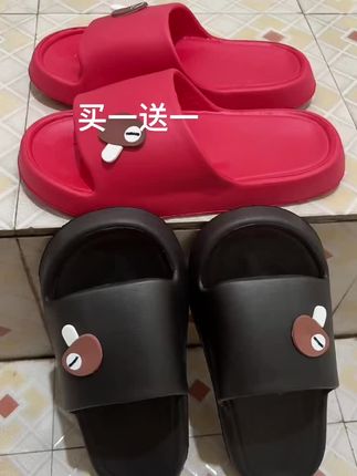 踩屎感拖鞋😍😍😍 今年买到的最满意的踩屎感拖鞋。🌟🌟厚底增高防滑耐磨,👇👇且软柔软,踩屎感十足,关键价格实恵,买一送一,🤩🤩拖鞋是夏天的必备品,趁着活动每个人都囤上一单#踩屎感拖鞋 #拖鞋 #软底软面穿上超舒服 #夏季凉拖 #eva防滑厚底拖鞋@DOU+小助手 @DOU+上热门