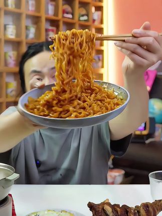 泡面先生哇塞火鸡面,双酱料包,非常哇塞!#火鸡面 #泡面先生 #火鸡面的神仙吃法 #夜宵吃什么 #好吃到停不下来