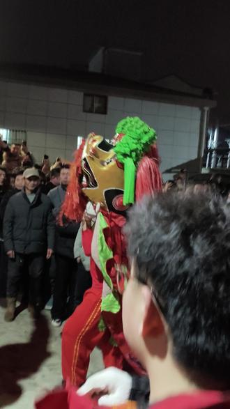 哈哈你太懂了!黄陂僵狮子里被狮子头砸到、蹭到、碰到,在当地老话说就是:👉被财神爷点了名,今年必定旺、必定发财!