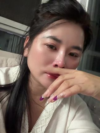突然好想哭…… 有时候,人会哭泣并不是因为软弱 而是坚强太久了 在某一瞬间崩溃~#日常分享