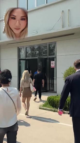 跟随敦煌网的脚步,我们走进了山东滨州的愉悦家纺。踏入生产车间,庞大的生产线有序运转,带来强烈的视觉冲击。而深入了解后才发现,这里不仅有着现代化的生产实力,更藏着跨越百年的底蕴。愉悦家纺的布料历史极为悠久,追溯到清朝时期,古代皇帝的皇袍用料就有出自这里。企业自建的博物馆中,珍藏着大量历史遗留的珍贵文物,每一件展品都诉说着过往的辉煌,见证着其在纺织工艺上代代传承的匠心。在当下,科技与环保更是融入生产的每个环节。可循环技术贯穿全程,废弃物料重获新生,践行着对环境的友好承诺;一系列健康产品,从细节处守护生活品质。同时,医疗康养、有机农业等多元业务的拓展,展现出非凡的战略眼光。其产品线丰富多样,各类纺织品、布料琳琅满目。更令人惊叹的是,这家企业还是爱马仕等国际大牌背后的代工“隐形冠军”,凭借精湛工艺铸就高端品质。参观结束后,愉悦家纺以一场充满烟火气的地道滨州烧烤热情款待我们。餐桌上的美酒佳肴,均来自企业自家的有机农场,天然纯粹的美味令人回味无穷。大家围坐畅谈,轻松氛围中,此次难忘的探访也落下帷幕。拥有数千员工的愉悦家纺,既是当地的特大级企业,更是行业标杆。从历史传承到现代创新,它用实力诠释着中国企业的担当与魅力,期待未来能见证它更多的精彩!#跨境电商 #tiktok #外贸