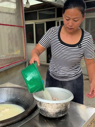 老王看婆婆这些日子不爱吃饭 给婆婆煮的羊肉配着我们这当地狮子头咸菜特别下饭 …#我的乡村生活 #记录我的农村生活 #三农#夫妻日常 @乡村玲玲