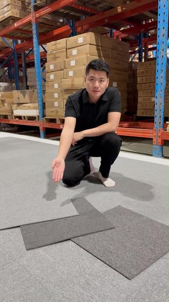 为啥你家办公室地毯容易发霉掉毛? 一般底背材质不防潮。劣质无纺布底、沥青底遇潮吸水,用不了多久就会发霉烂底
选PVC 底、FPE 底或橙色无纺布底的方块地毯,防潮不吸水,底层不闷潮,自然不发霉
所以很多用半年就出现发霉、掉毛、翘边问题,返工成本更高#地毯 #地毯推荐 #方块地毯 #办公室地毯 #办公室