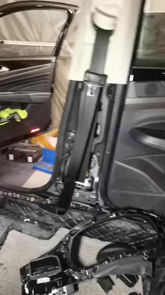 兰州地区gps拆除为什么刚拆完GPS车辆还是被定位? (I35-2I53-3B56)你能想象车辆被无形的“眼睛”时刻跟踪的恐怖吗?车辆上的GPS定位器通过接收卫星信号来确定位置。不同种类的GPS定位器安装位置和工作方式有差异,常见的有源和无源定位器,有源需接车辆电源,无源靠自身电池。拆除前要检测,屏蔽房在此时作用重大,它能隔绝外界信号干扰,让检测设备更精准找到定位器。找到后,按定位器类型操作,有源的断开电源连接,无源的直接取出,这样就能完成拆除。 #兰州地区拆gps #兰州地区检测gps定位 #兰州地区gps拆除 #拆gps