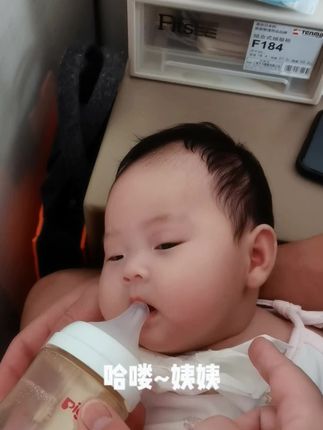 这样子,应该是喝到位了吧😊😊😊#宝宝喝奶