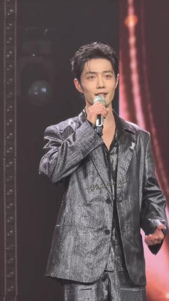 这一段讲述我也就看了百十来遍吧,字正腔圆,在导演身边站着真的好乖好乖,上台时长太感人了,把孩子热的呀,辛苦了辛苦了,下次还这么表演啊😁#肖战#肖战品质盛典 #肖战顺顺利利 #2026电视剧品质盛典 #博君一肖