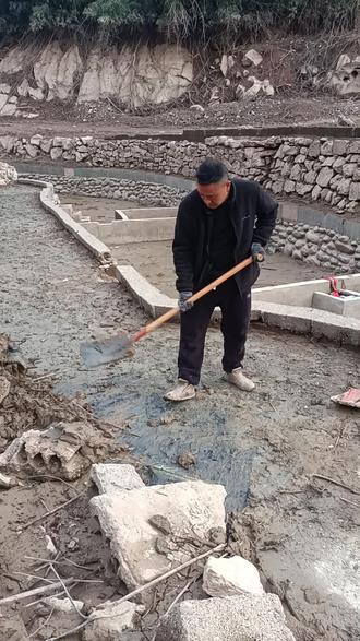 热水溪温泉,水退出来了,每天都在抓紧搞清理