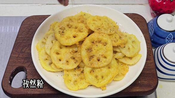 解锁莲藕新吃法10个人里面有九个人不知道,炸藕片到底是用面粉还是淀粉,今天我就分享一个保姆级的教程,这样炸出来金黄酥脆,外酥里嫩,放凉也不回软,一起来看看我是怎么做的吧#炸莲藕#椒盐藕片#美食#家常菜 #年夜饭