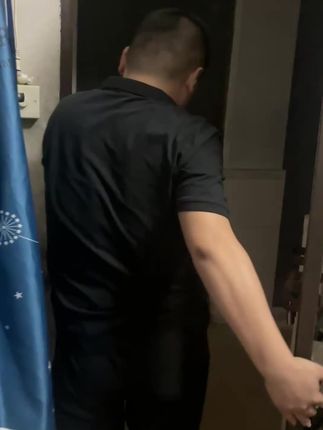 我和老公从广西来到广东打工,他的工作是两班倒,我是长白班,租的房子比较旧,每次出门都交代我要把门反锁起来,怕隔壁有人喝酒走错地方乱敲门,怕上一批的人住过的还留着有钥匙,出门在外还是得注意安全警惕性提高一点好。#日常生活 #父妻日常