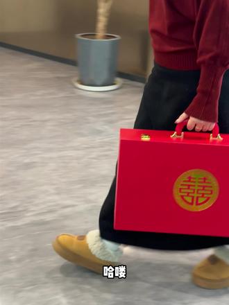 百元出头性价比超高的餐具礼物天呐!! 这款餐具礼物也太好看了吧,多巴胺主题的餐具,点缀红色喜字,超有氛围感还有筷子托架,婚后使用很有仪式感,姐妹们直接闭眼冲!!#新婚礼物 #结婚礼物送闺蜜推荐 #新婚餐具 #备婚好物分享 #陪嫁用品