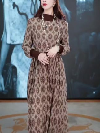 卡米兰气质高腰印花针织连衣裙女2025秋冬新款中长款长袖打底裙#时尚穿搭时尚穿搭时尚 #穿搭穿搭 #高级感穿搭 #时尚搭配服装 #时尚气质穿搭