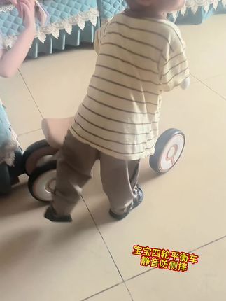 宝宝一岁以后一定要让它尝试的大运动就是骑平衡车,可以很好的锻炼它的平衡力、专注力和胆量。这个车子别看它便宜啊,它是加宽加大的轮子,还有防侧翻的设计,而且车身也很轻便,宝宝自己就能拎着走,平时出门带着它,既方便又好玩,家里有娃的赶紧安排上吧!#平衡车滑步车 #萌娃骑车 #儿童平衡车 #宝宝滑步平衡车 #儿童车