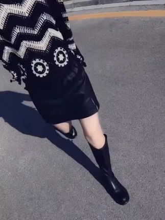 《上衣+皮裙》两件套 大码法式复古圆领针织衫秋冬设计感民族风套装嫁你那年没有心眼儿没有算计没有对你权衡利弊也不图你以外的任何东西满腔热血和你奔赴婚姻不被理解的时候我一句也不想说热情的东西也被耗尽了只剩疲惫和冷漠大家都是成年人了对和错都拎的清你错那了就是你的故意拿把破伞遮雨还不如淋雨…#穿搭 #早秋穿搭