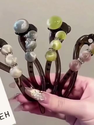发型加分神器✨ 珍珠盘发夹美疯了 谁懂啊!这珍珠盘发夹直接让发型封神💫 精致珍珠+简约设计,随手一夹,慵懒盘发秒变气质名媛头 扎发、盘发都适配,日常通勤、约会聚餐💖 戴上就是氛围感美女 质感超绝,夹力稳不滑丝,长发姐妹狂喜~ 戳小黄车🔗 把“氛围感密码”锁死,发型再也不单调啦! #盘发夹 #珍珠发饰 #发型神器 #氛围感穿搭 #好物分享