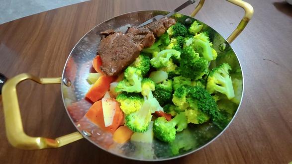 最近很火的CPB减脂餐!挑战第一天 就是把鸡胸肉换成牛排了,OK吗?视频好像说成cpd了哈哈哈哈#cpb #减脂餐 #一人食减脂餐