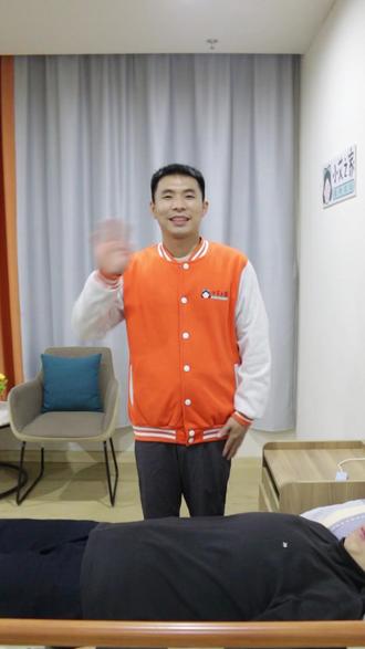 卧床老人穿套头衫,五步就搞定!#小艾之家 #快乐养老 #护理操作 #护理员 #江西赣州