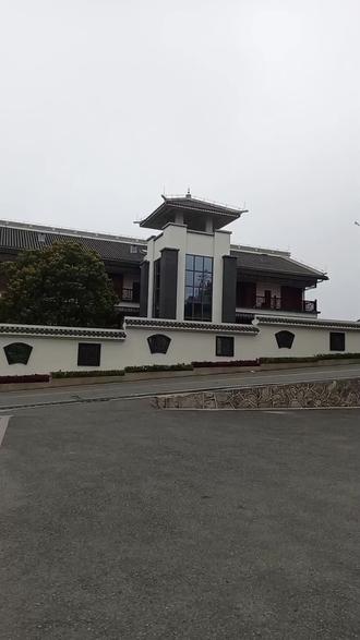 登上几千个阶梯,前往通天洞,山顶云雾缭绕,山上有山重重叠叠,真的是人间仙境啊!