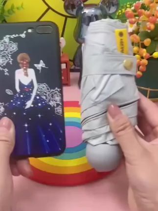 夏天怕晒黑的女生们,包包里一定要放一把这样的遮阳伞,它只有手机大小,放哪都方便,防晒指数50,加伞的骨架轻巧结实,既能防晒还能挡雨,设计也是时尚潮流。#晴雨两用伞 #视频同款 #自用好物分享 #防晒神器 #方便携带