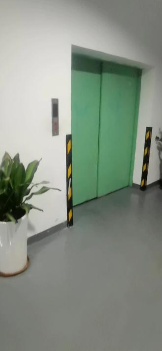 威得利电梯默纳克系统,困人到现场外呼板灭了,把人放出后上机房看到控制柜有个空开跳闸了,送上后开关电源一直嗡嗡响,过十几秒就跳空开,怀疑开关电源有问题,拿万能表量开关电源输入电压为110v,输出电压为24v直流,电压正常,查看图纸发现110v输入电压有安全回路和开关电源两路电源,怀疑安全回路和门锁回路有问题,拔掉控制柜安全回路和门锁回路的插件后,在送上空开就正常了,确定安全回路接地,分析主要问题出在门锁回路接地,考虑到电梯在5楼,可能5楼厅门门锁回路线接地,松闸一些距离后,恢复正常,然后检修下行至5楼上轿顶运行至5楼查看厅门门锁,发现厅门锁用奶嘴固定的线脱出来,铜线接地,重接后恢复正常#电梯维保 #电梯人 #电梯