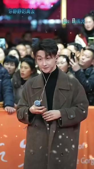 恭喜我的男神巴昱凯在索图大舞台突破300万粉丝,第一首《懂你》圈粉无数#我最喜欢的明星 @✨巴昱凯 @巴昱凯的朋友圈