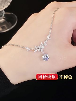 #无限回购的宝藏单品 姐妹们,这条项链真的太美了,简直爱不释手!它的设计非常独特,而且还有个美好的寓意,925银不会过敏,可以天天戴,赶紧喊上你的小姐妹一起安排!#东方佳人 #项链分享#穿搭 #潮来运转