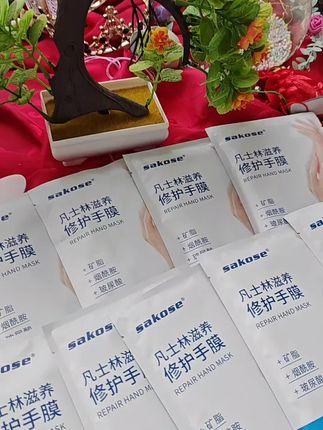 每次15分钟,做完像刚做完手部SPA,摸起来又软又嫩。秋冬有了它,双手随时都能保持水润状态!#凡士林手膜#强烈推荐#滋润细腻双手#手是女人第二脸#自用好物推荐