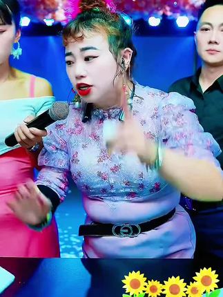 你们知道什么是真正的国货之光吗?没错就是这款抽纸。让我告诉你为什么一定要买它。首先它是母婴级别的,非常安全可靠,无论老人小孩都能放心用。其次原材料是优质的原生木浆纸,健康环保还十分亲肤柔软。最后它的性价比很高,一张张湿水后依旧很耐用,绝对物超所值。我们的目标是让每一个家庭都用上实惠又健康的良心纸巾。不要再犹豫了,快点击下方链接购买吧!#必备 #严选好物 #抽纸#纸巾 #快来围观